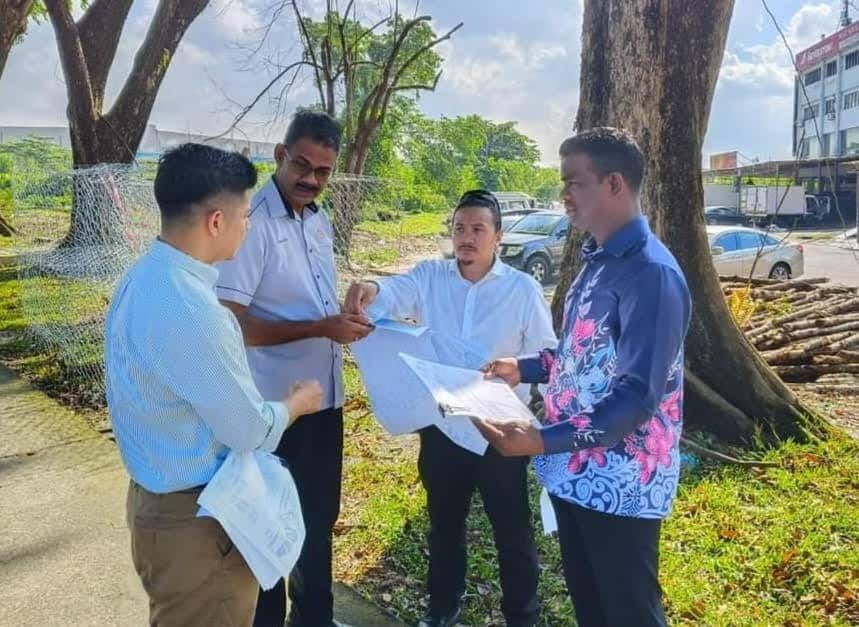 தாமான் ஸ்ரீ மூடாவில் வெள்ளத் தடுப்புத் திட்டம்- ஷா ஆலம் கவுன்சிலர்கள் பாப்பாராய்டு, ராமு ஆய்வு