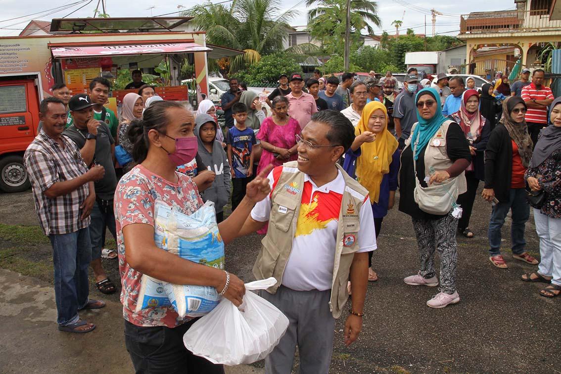 300 penduduk beratur sejak 7.30 pagi, 500 ayam habis di jualan PKPS