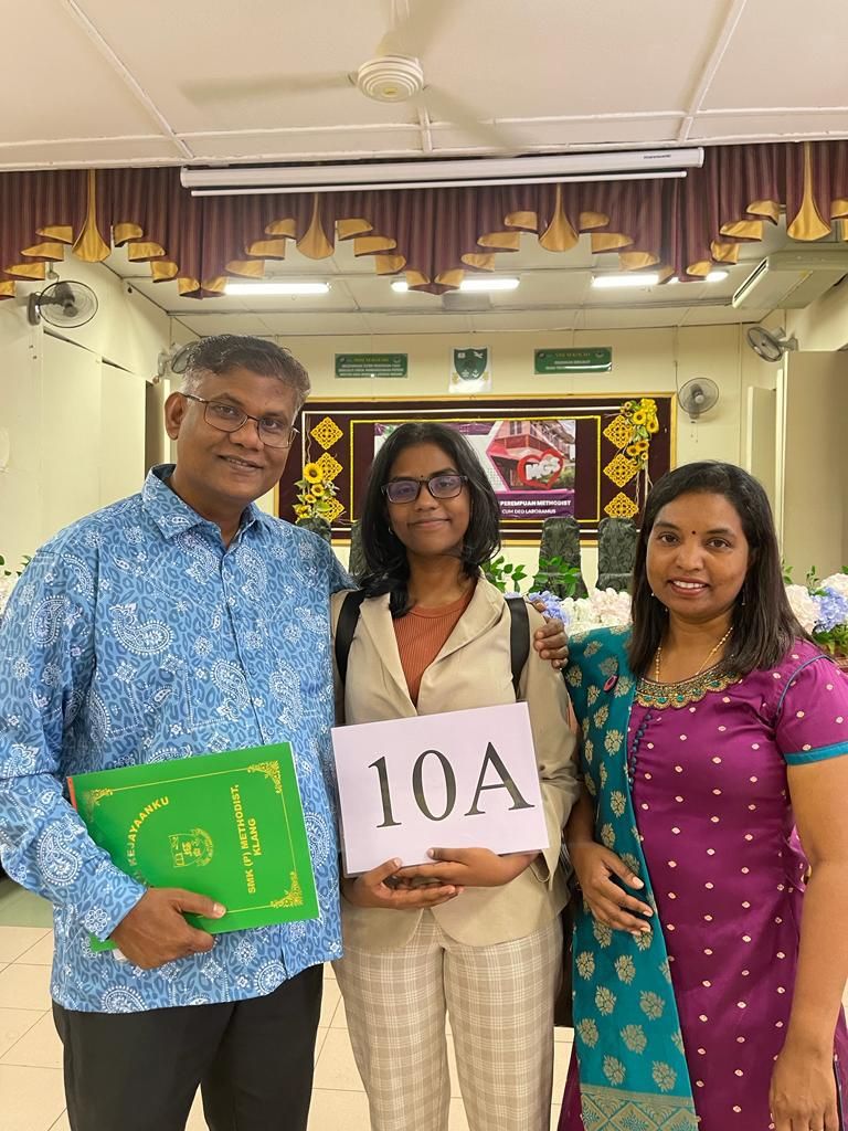 ஆட்சிக்குழு உறுப்பினர் கணபதிராவ் புதல்வி ஜனனி எஸ்.பி.எம் தேர்வில் 10 ஏ பெற்றார்.