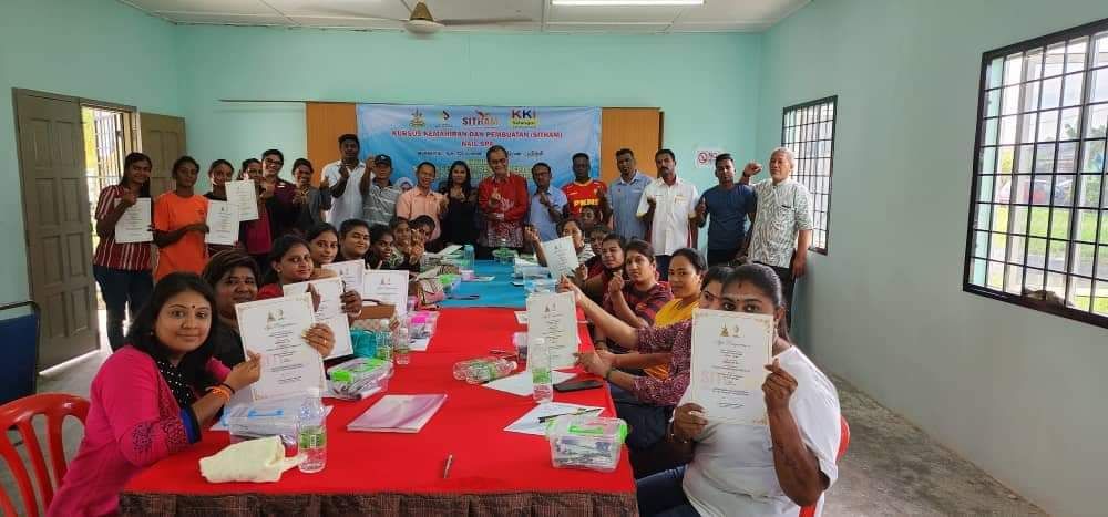 திறமையான  குடும்பத் தலைவிகளின் கைகளே  நல்ல குடும்பத்திற்கு  திறவுக்கோள்.   - கோலசிலாங்கூர் நாடாளுமன்ற உறுப்பினர்.