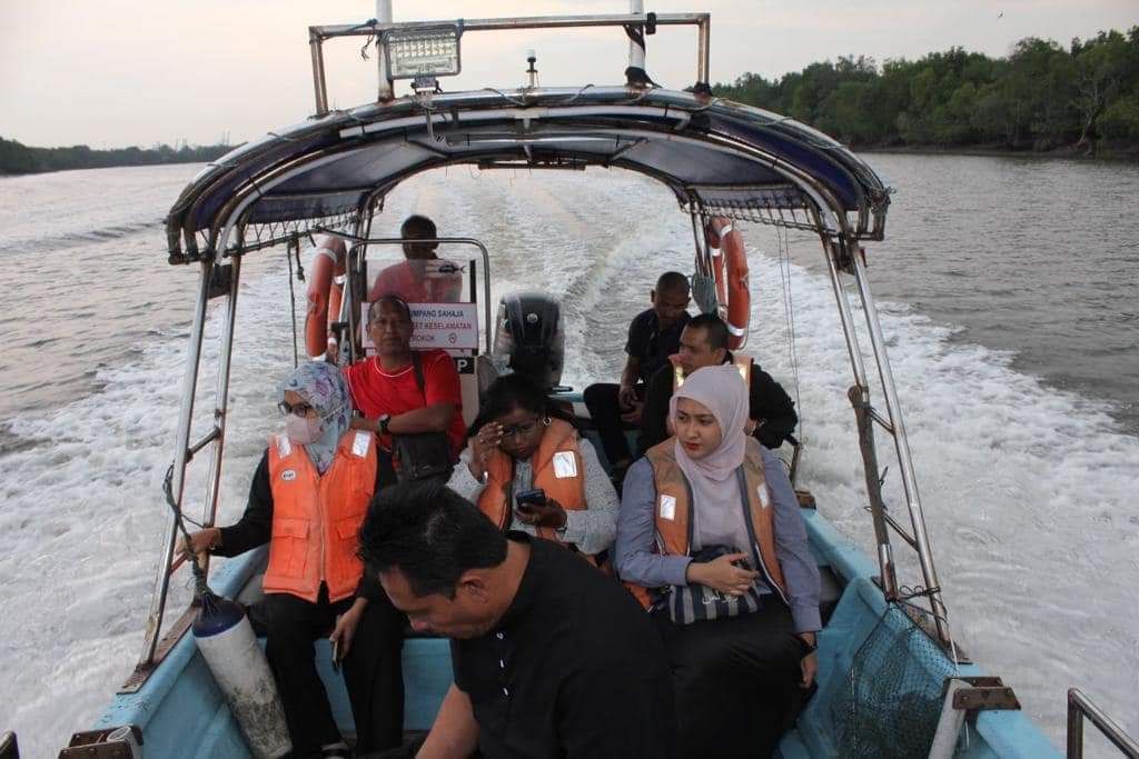 DUN Sementa tinjau, ambil sampel ribuan ikan mati di Sungai Puloh
