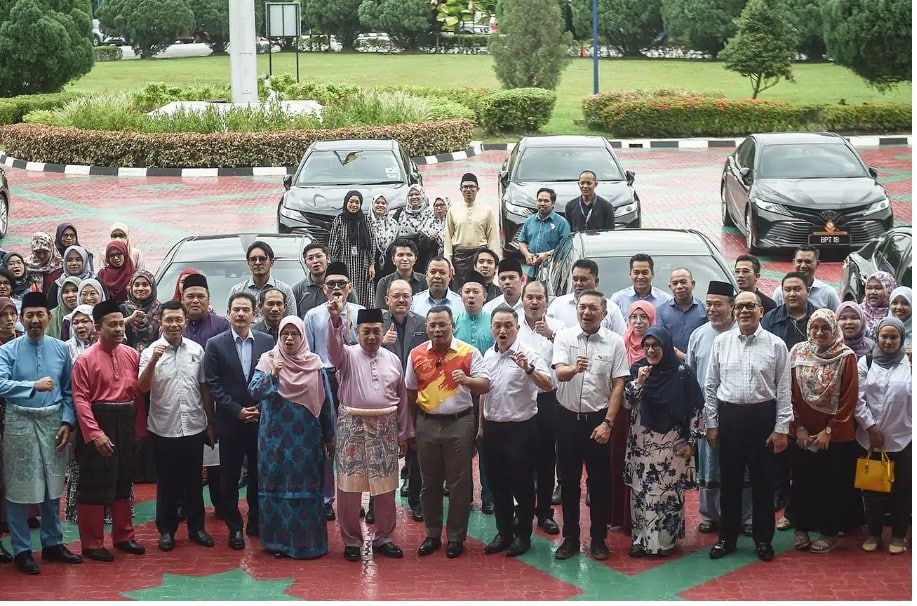 雪大臣.议长.10行政议员 州选提名前夕归还官车