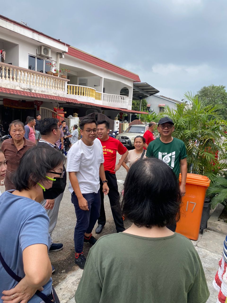 王俊伟拜票期间发现民宅失火  竞选团队与邻居合力救人