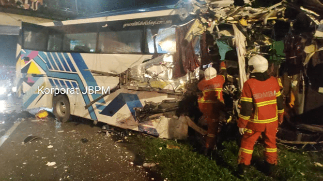 Dua maut, lima parah, 13 penumpang cedera kemalangan bas persiaran, kereta