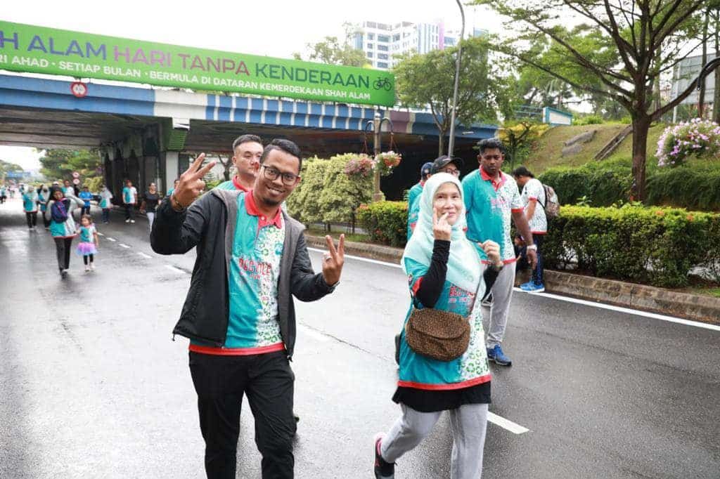 莎阿南无车日热哄哄  千人响应低碳生活