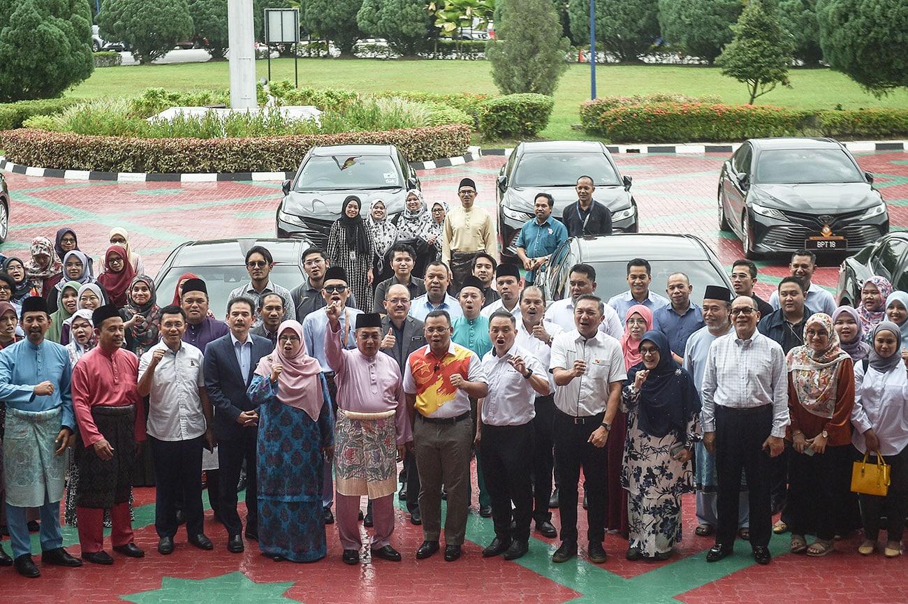 MB, barisan EXCO serah kenderaan rasmi hari ini