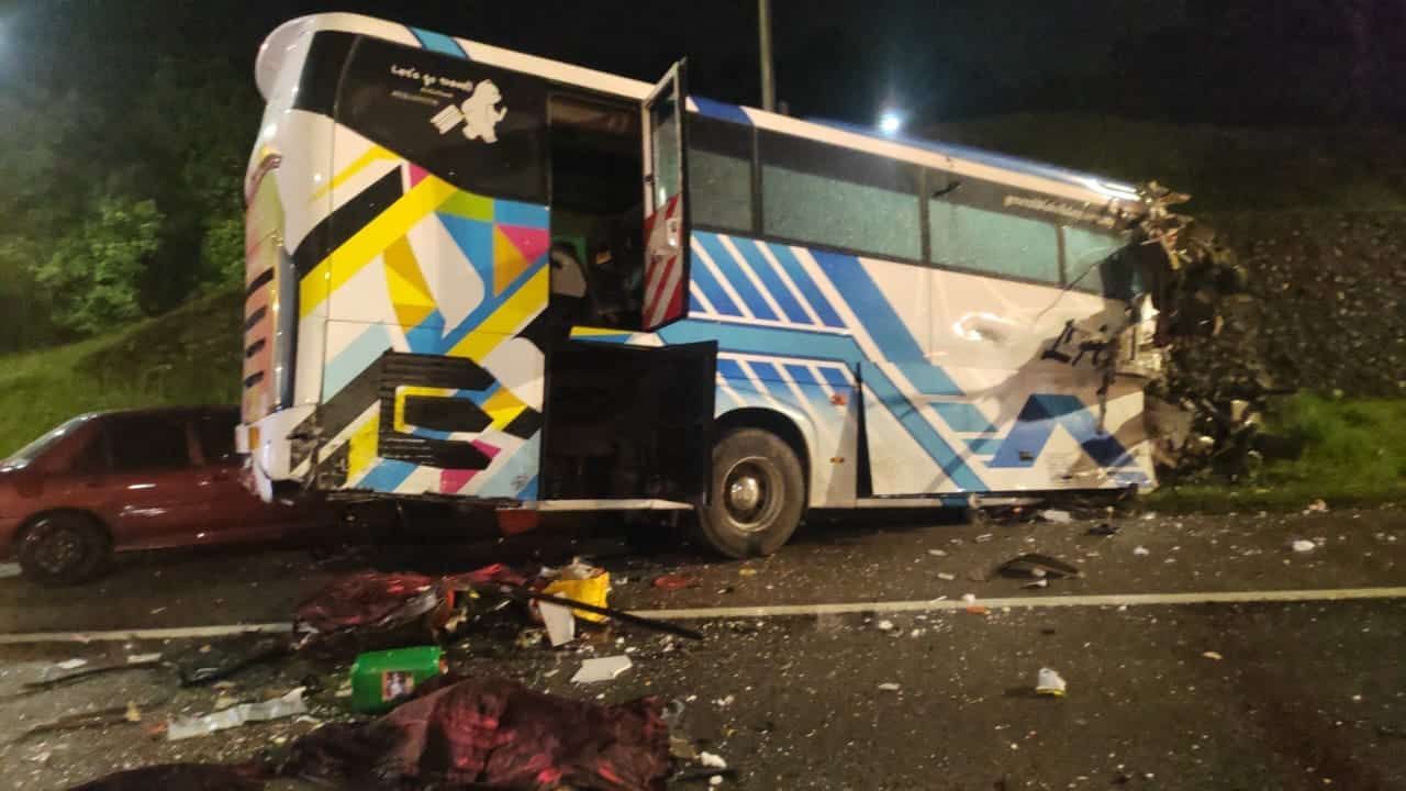 Dua maut dalam kemalangan babit bas pelancong dari Singapura, kereta