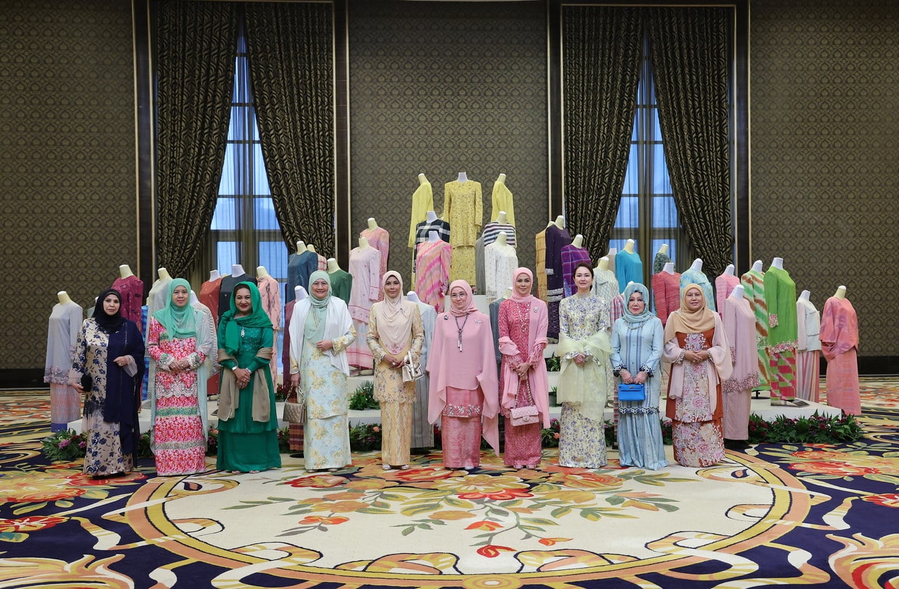 Queen attends royal high-tea reception at Istana Negara