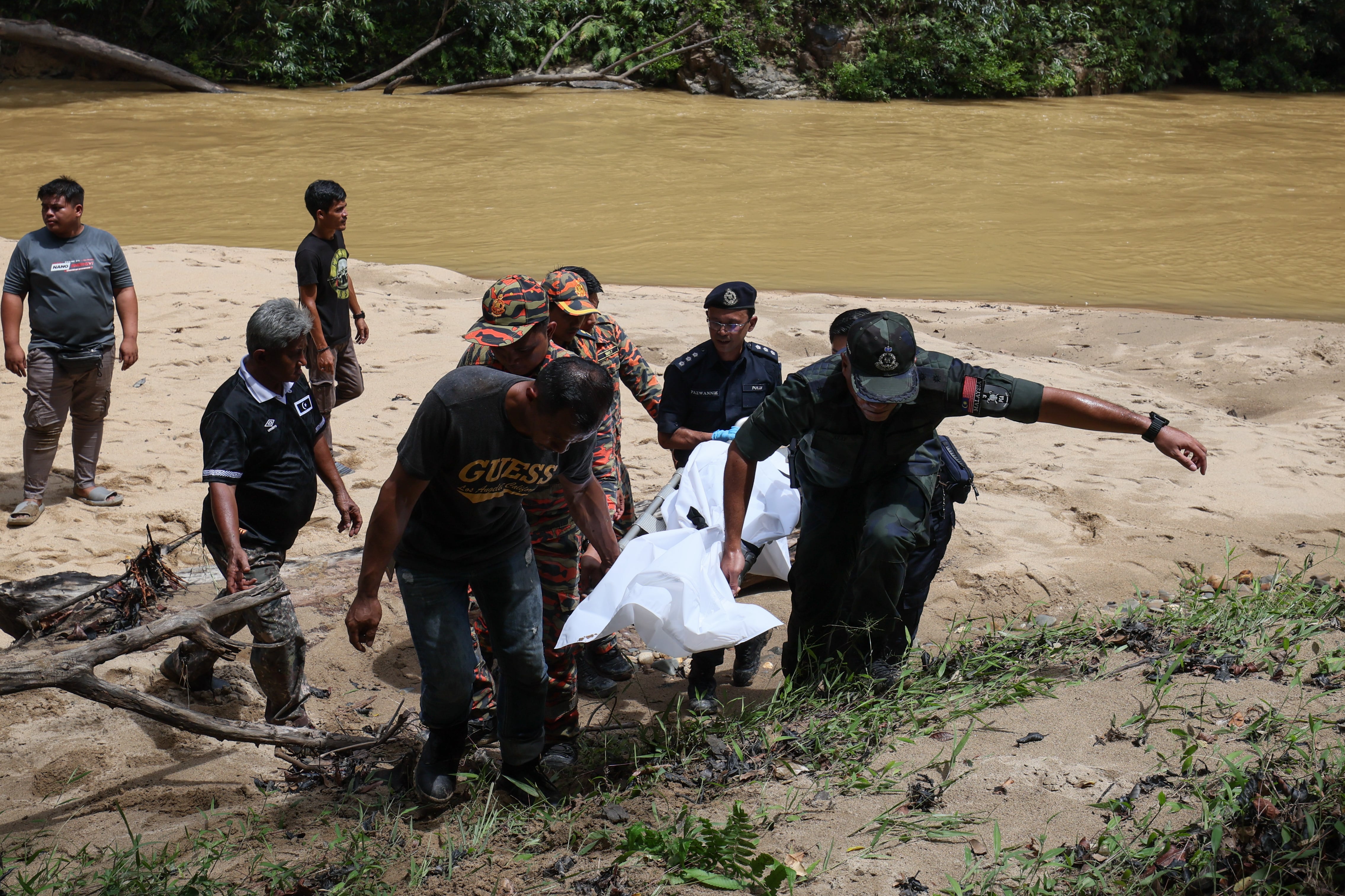 Tragedi kepala air: Hanya enam mayat ditemukan setakat ini