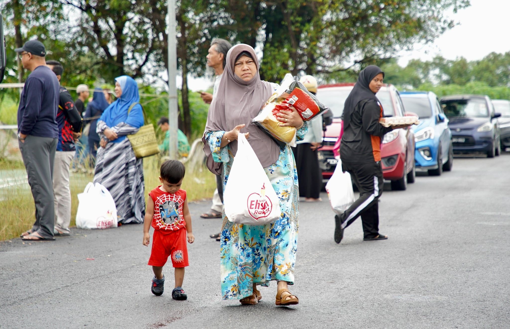 Meski hujan renyai, 500 penduduk Kota Raja beratur beli barangan PKPS