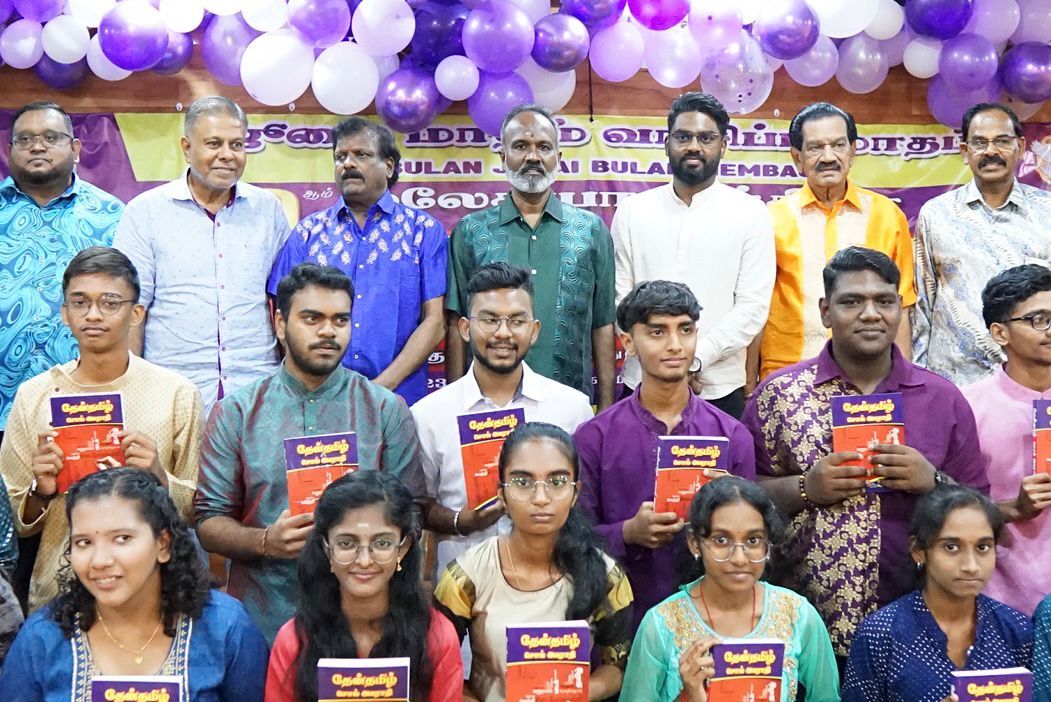 தமிழ்ப் பள்ளி நூலகங்களுக்கு அமைச்சர் சிவக்குமார் வெ.20,000 மதிப்புள்ள புத்தகங்கள் அன்பளிப்பு