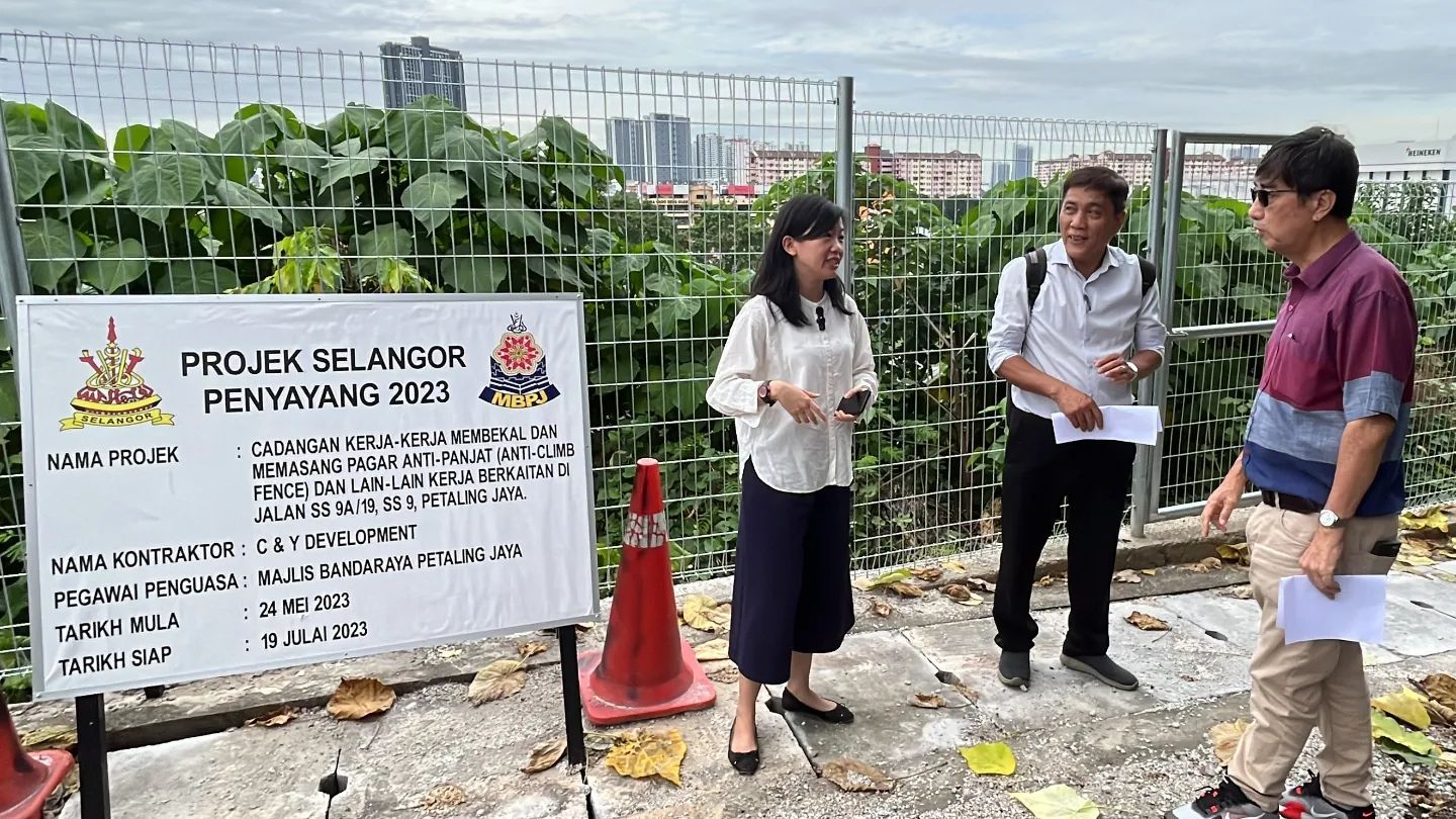 灵市SS9A/19路建围栏    林怡威：保障市民安全