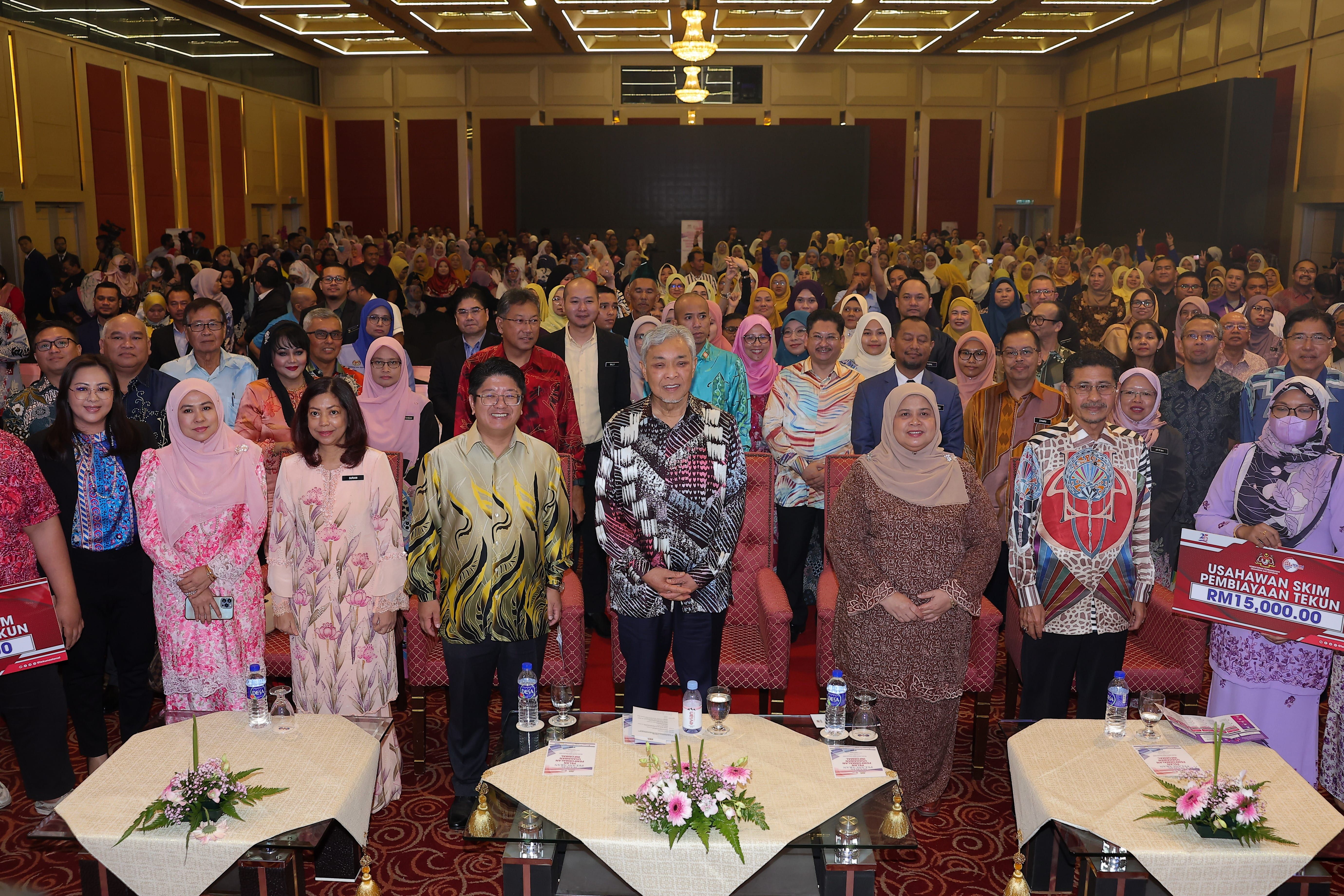 扎希吁乡区部机构努力终结贫穷