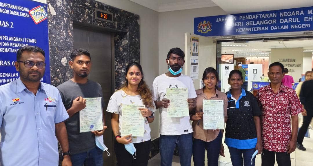 மலேசிய தேசியப் பதிவு துறை  ஒரு குடும்பத்தில்  நால்வருக்கு பிறப்பு பத்திரம் வழங்கியது  