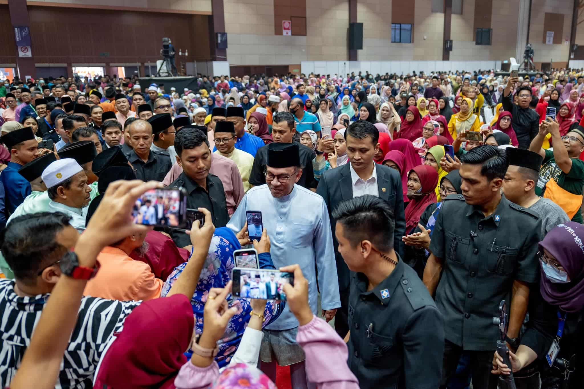 涵盖基建医疗数码化房屋  安华宣布垦殖民福祉措施