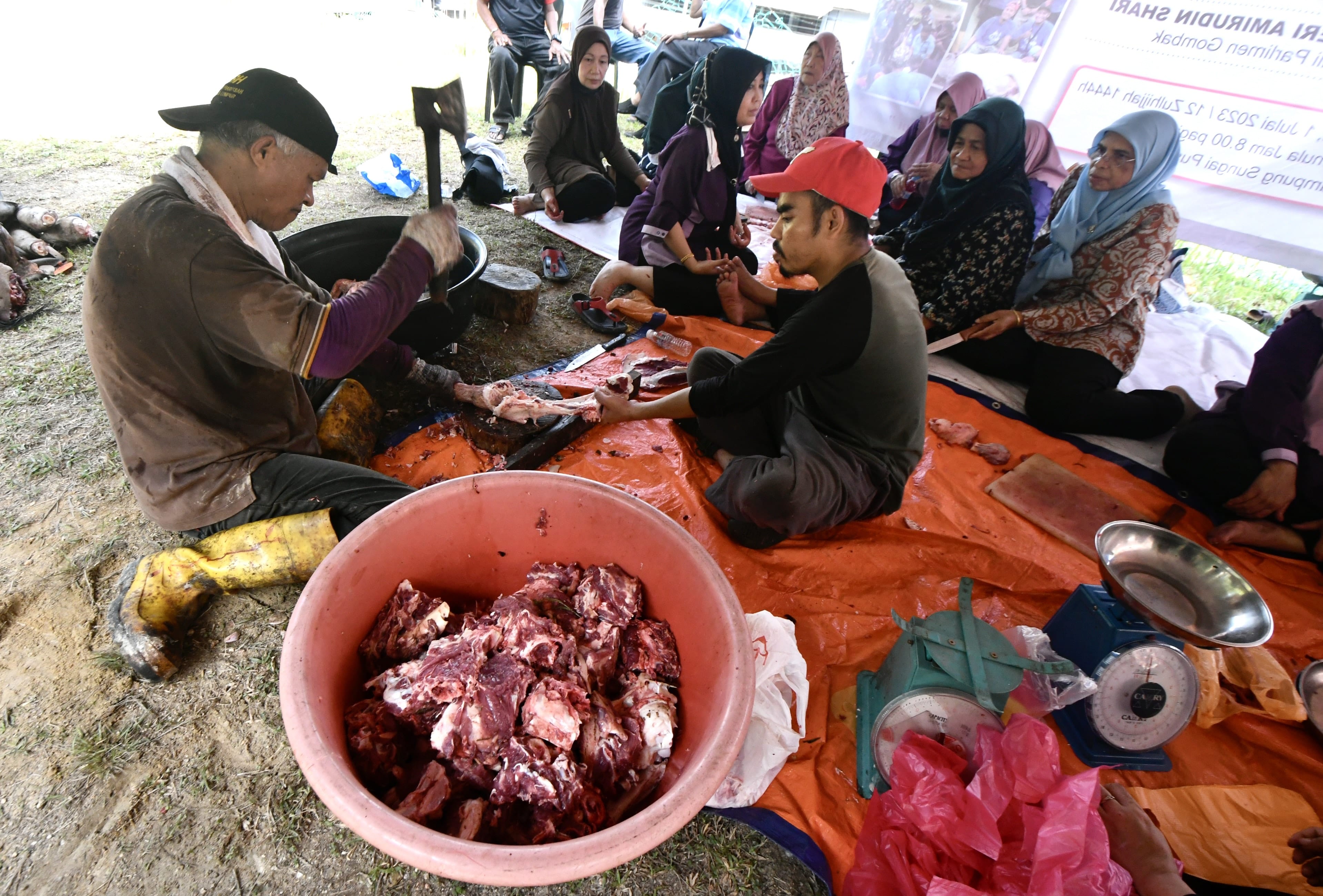 Wakil rakyat DUN Rawang agih 10 lembu, kambing sempena Aidiladha