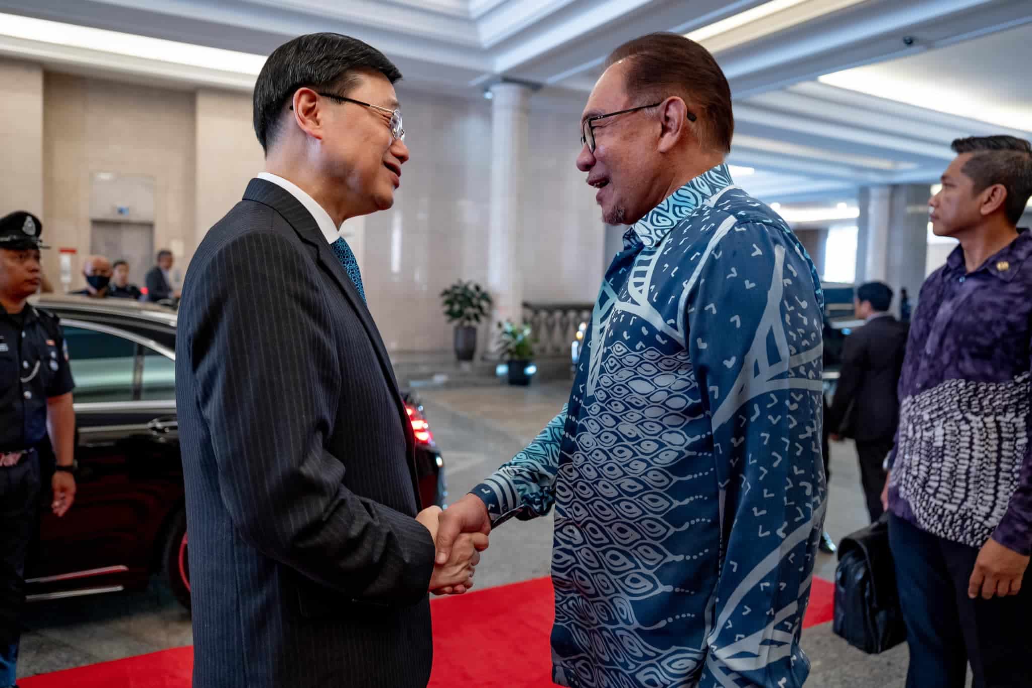 Anwar meets Hong Kong leader to strengthen ties