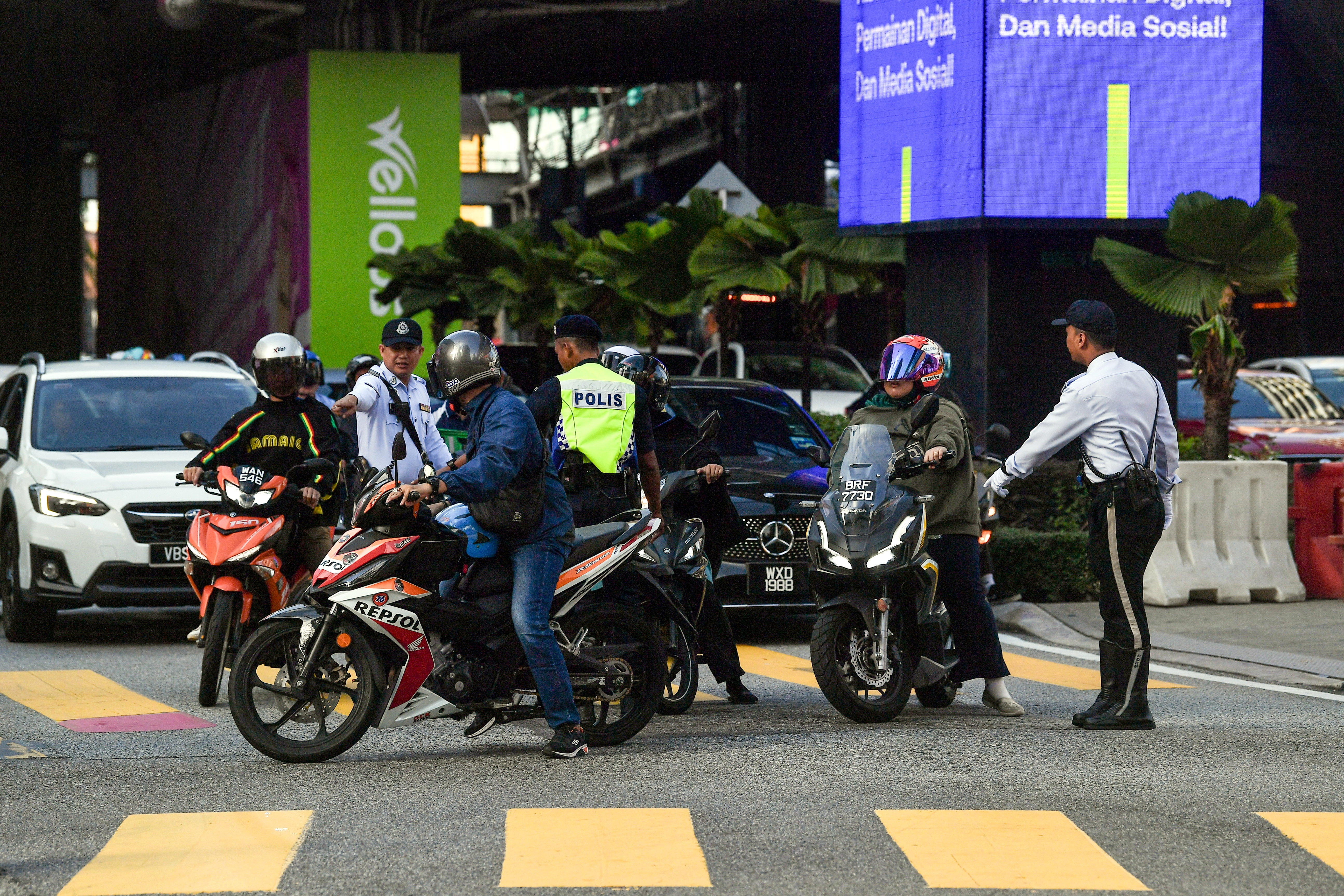 Berhenti petak kuning antara kesalahan dalam ops hormat, 13,138 saman dikeluarkan