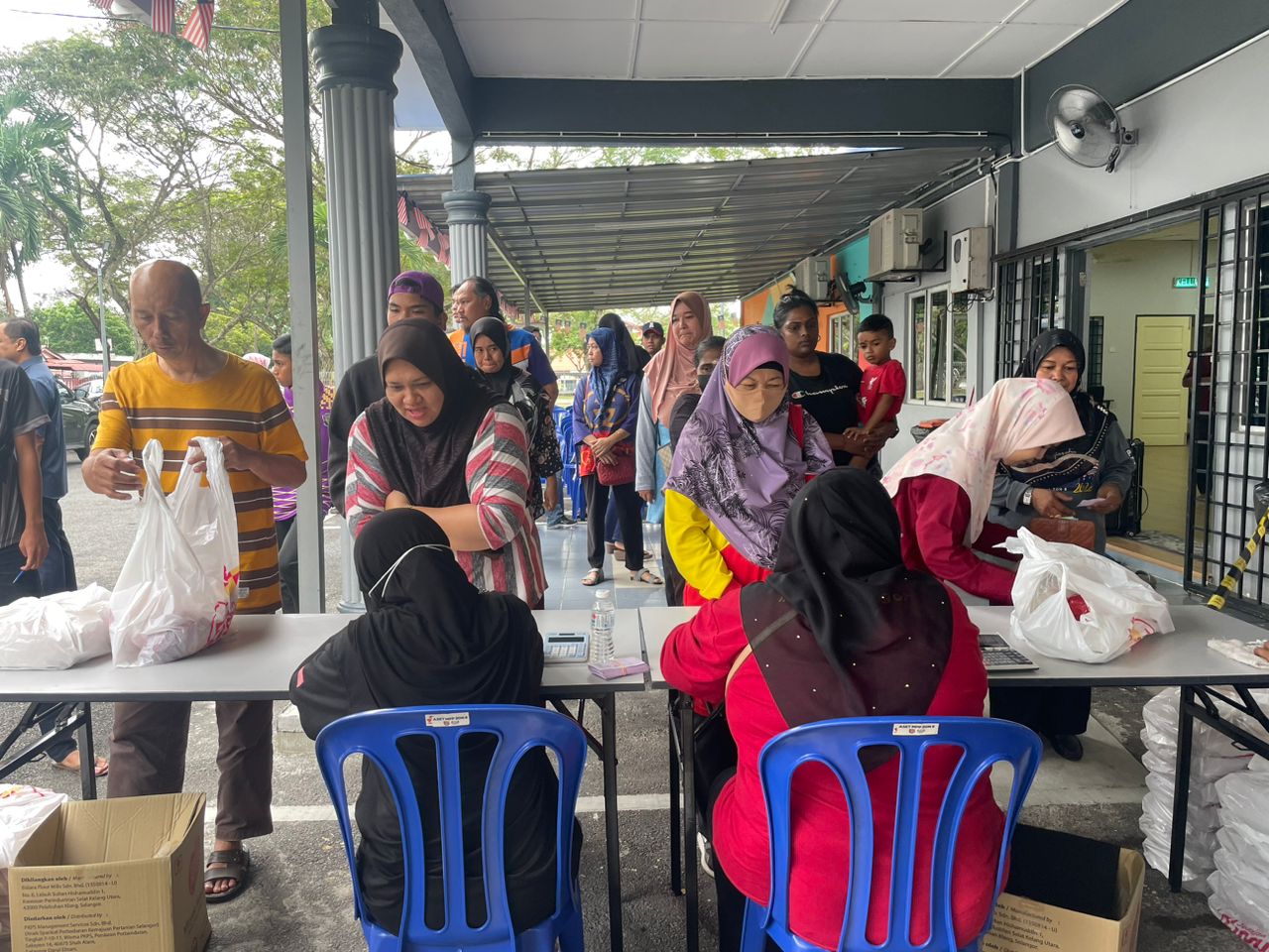 Warga Shah Alam teruja berbelanja di jualan murah, akui dapat berjimat