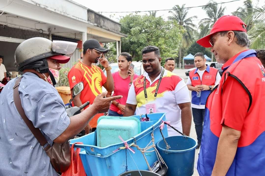 பிரசுரங்கள் வழி வாக்காளர்களிடம் அறிமுகத்தை ஏற்படுத்த புக்கிட் மெலாவத்தி வேட்பாளர் தீபன் நடவடிக்கை