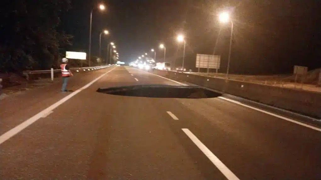 加叻大道地陷：东铁工程所致 傍晚恢复通车
