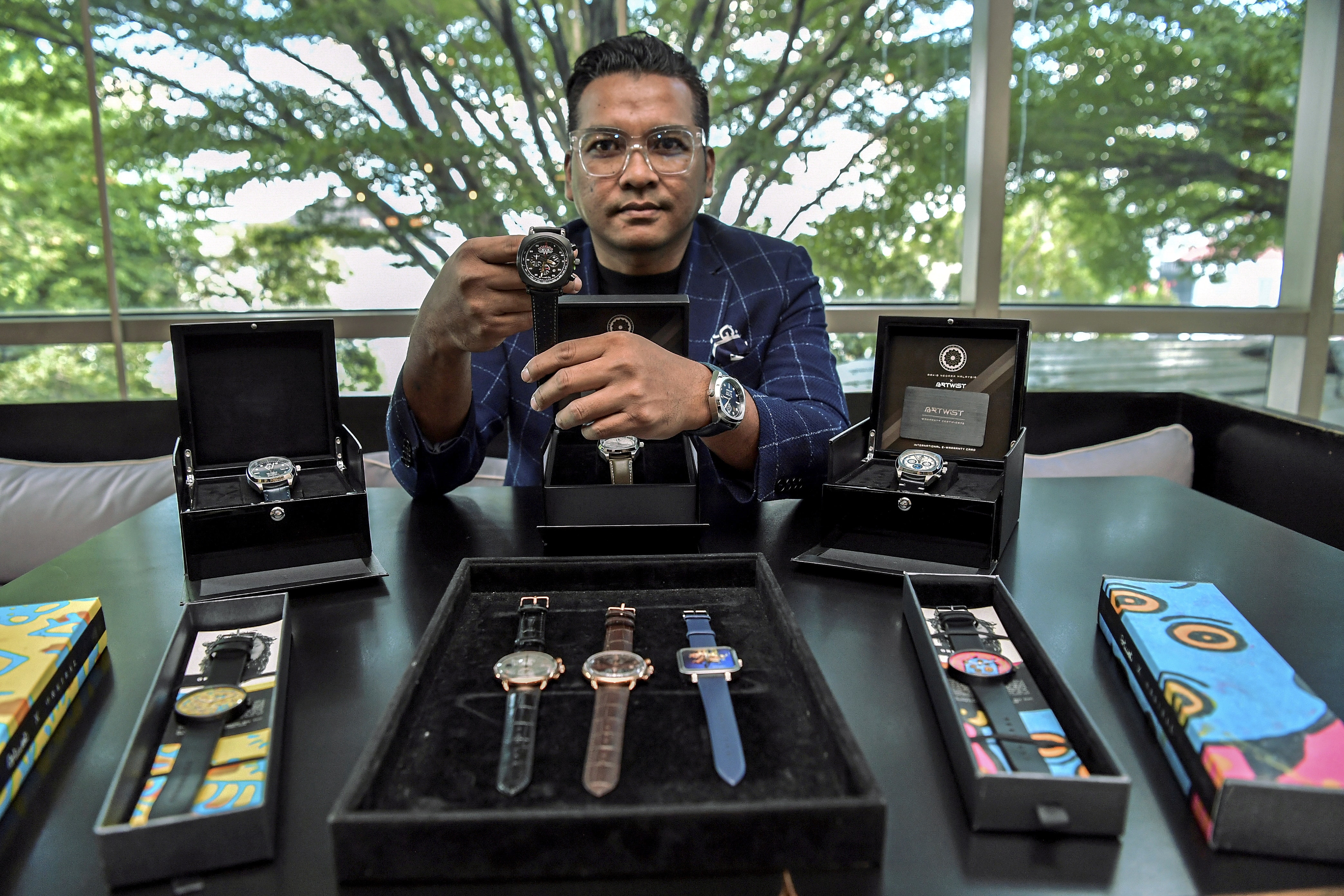 Sentuhan seni Bostami Ahmad hasil jam tangan unik, jadi buruan