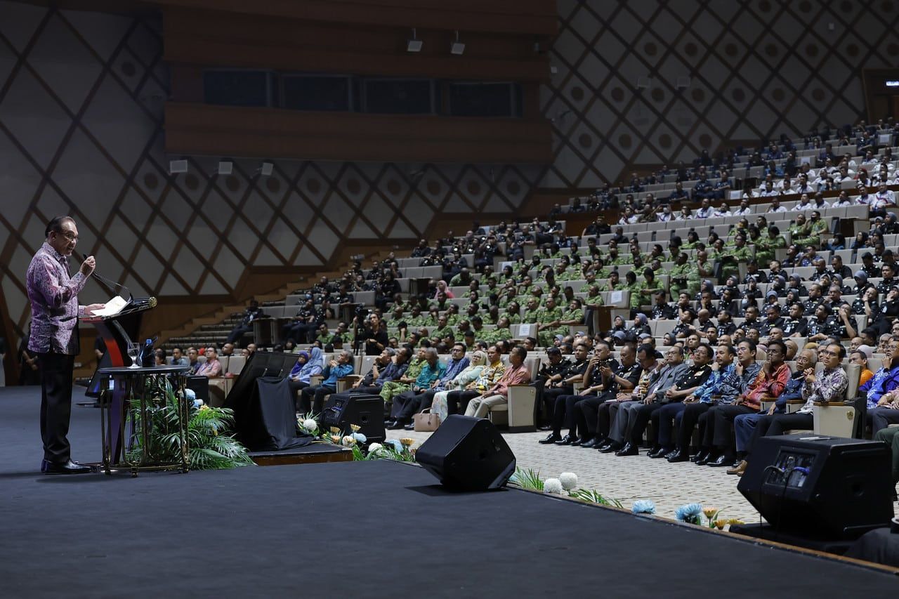 PM: Gaji penjawat awam disaran naik berperingkat