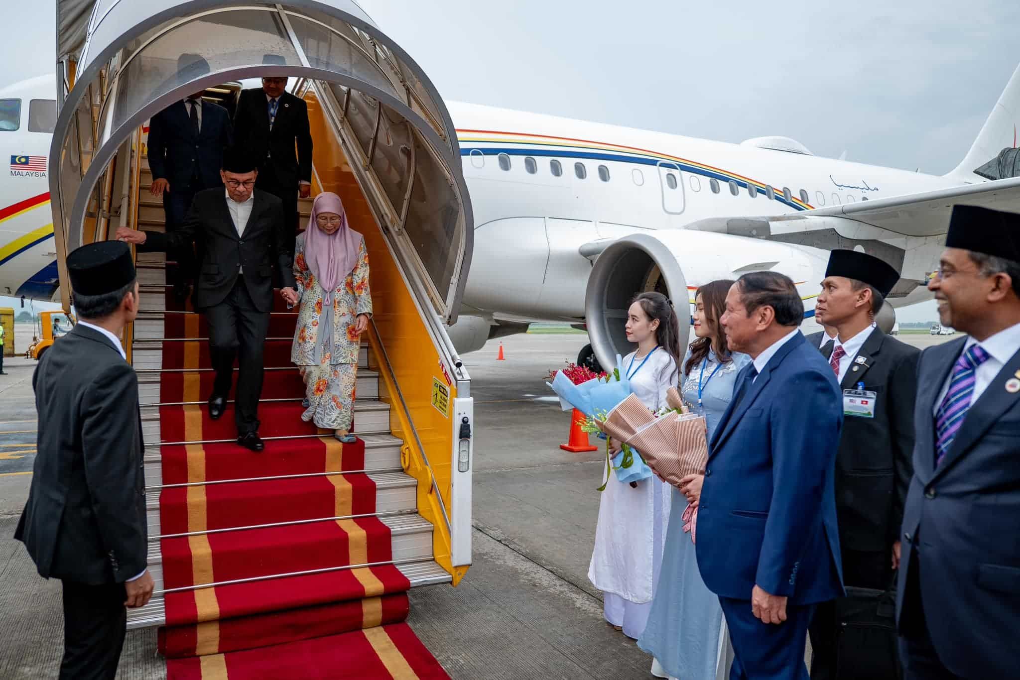 首相伉俪抵达河内展开2天官访