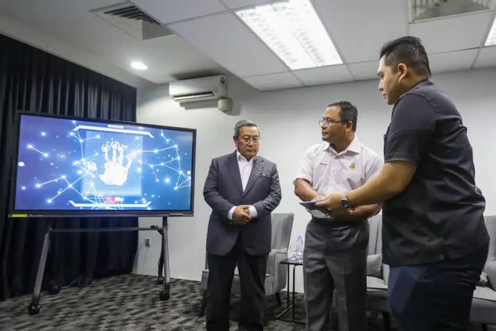 紧追选情掌握最新资讯   请留守雪州选举网站