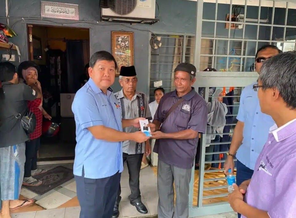 许来贤移交4000令吉  助6户火灾灾黎重建家园