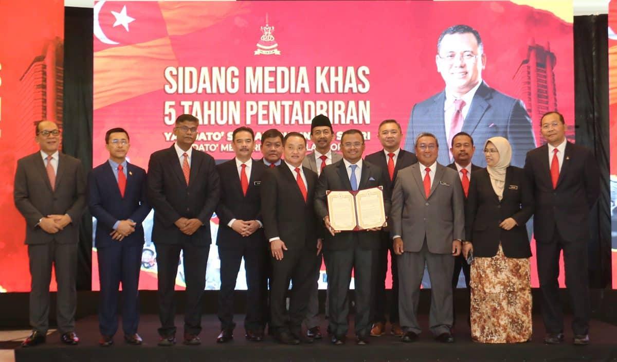 Muat turun laporan pentadbiran negeri di amirudinshari.com