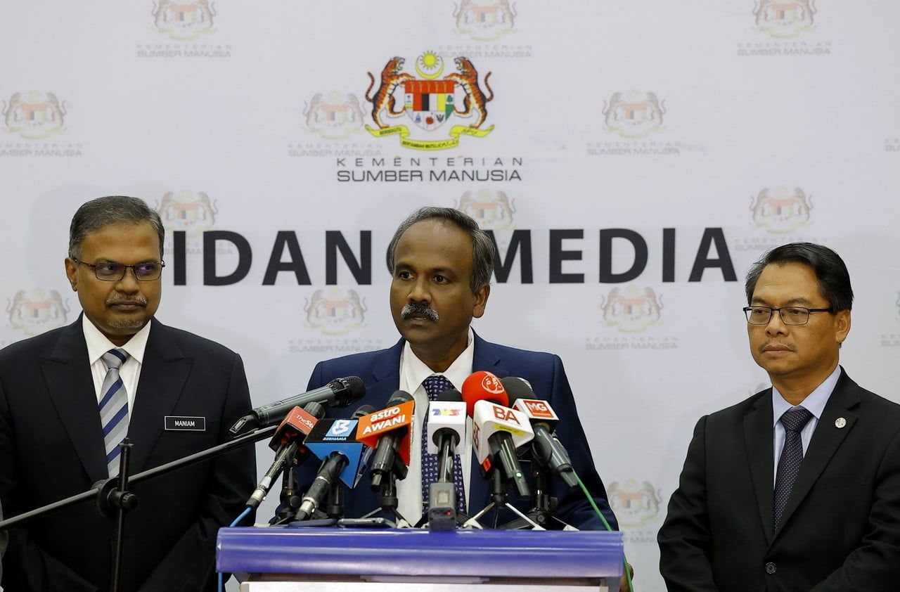 ஊழியர்கள் சம்பளத்தை  வங்கிகள் மூலம் செலுத்த  முதலாளிகளுக்கு உத்தரவு!  அமைச்சர் சிவகுமார் அறிவிப்பு