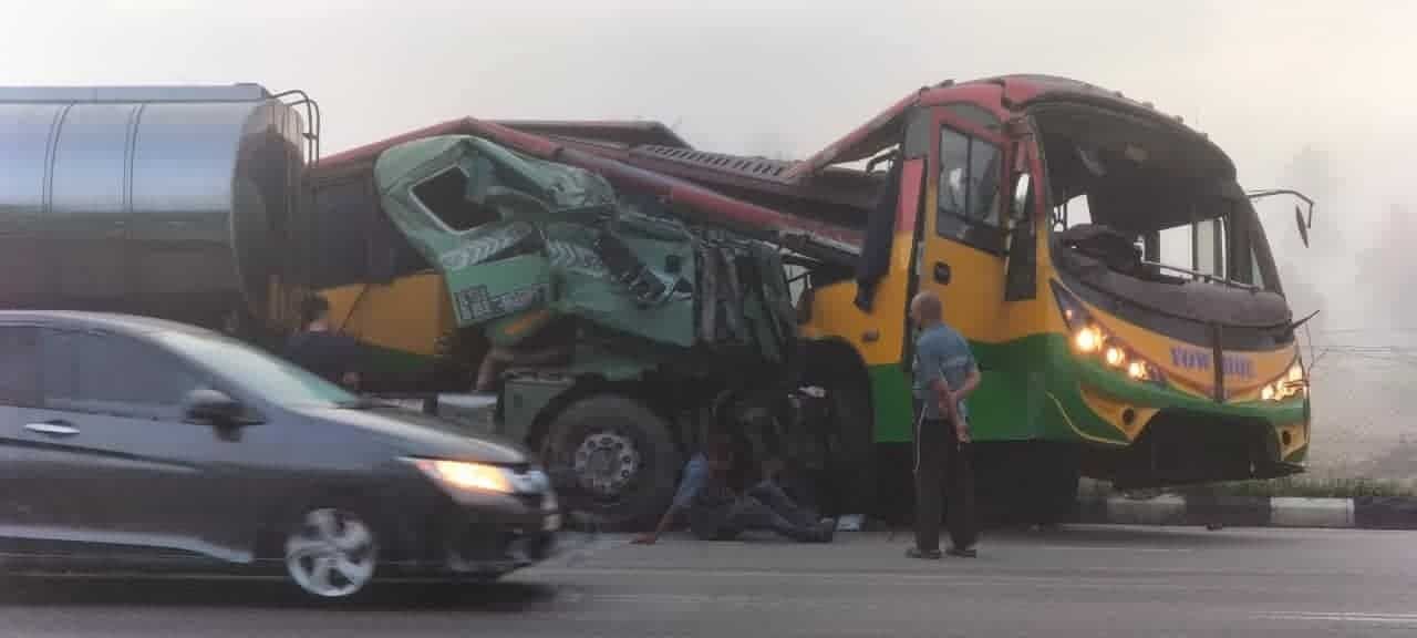 巴士罗里发生碰撞 母子乘客一死一伤