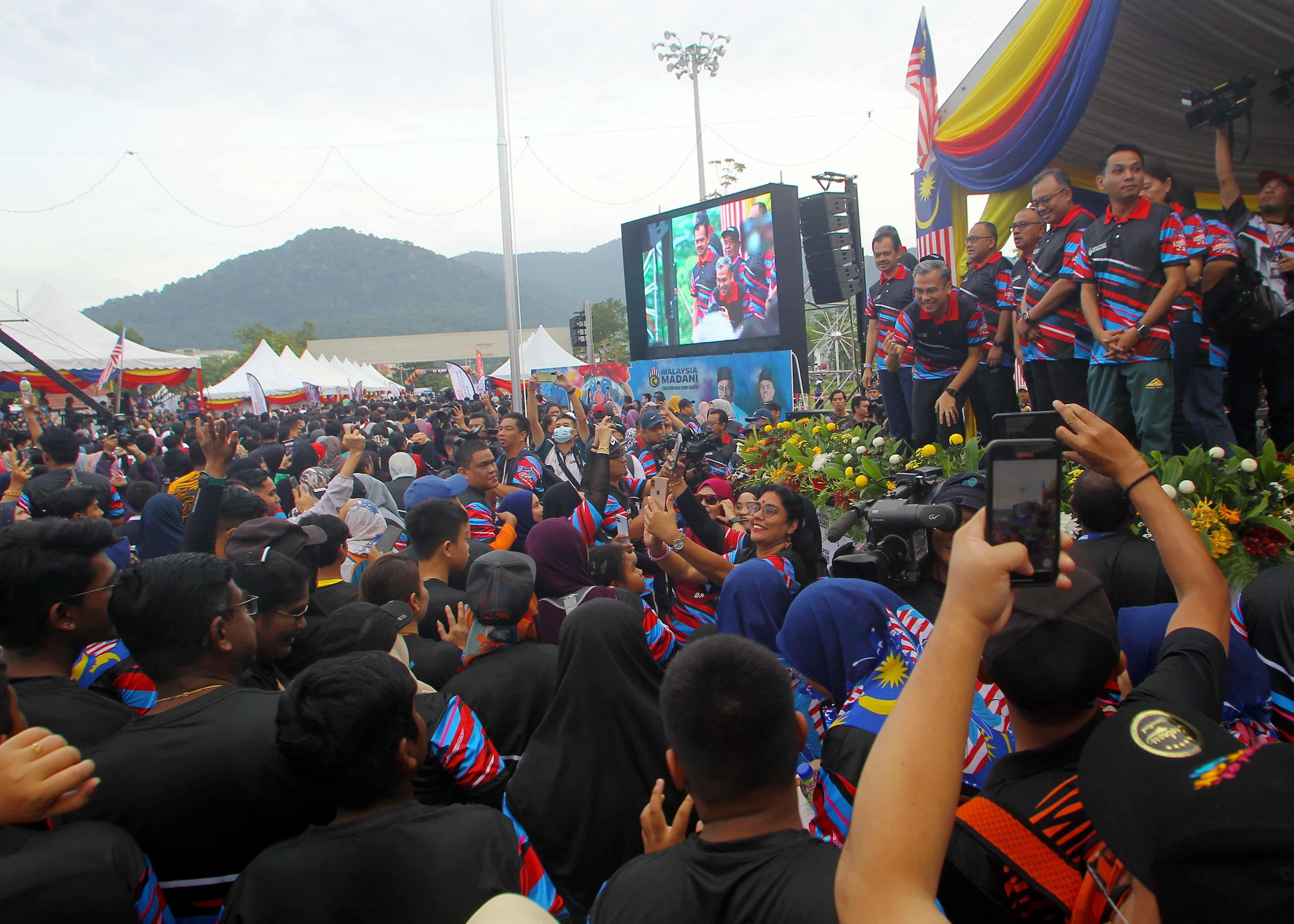 Kibar Jalur Gemilang tunjuk semangat cinta negara, meriahkan Bulan Kebangsaan