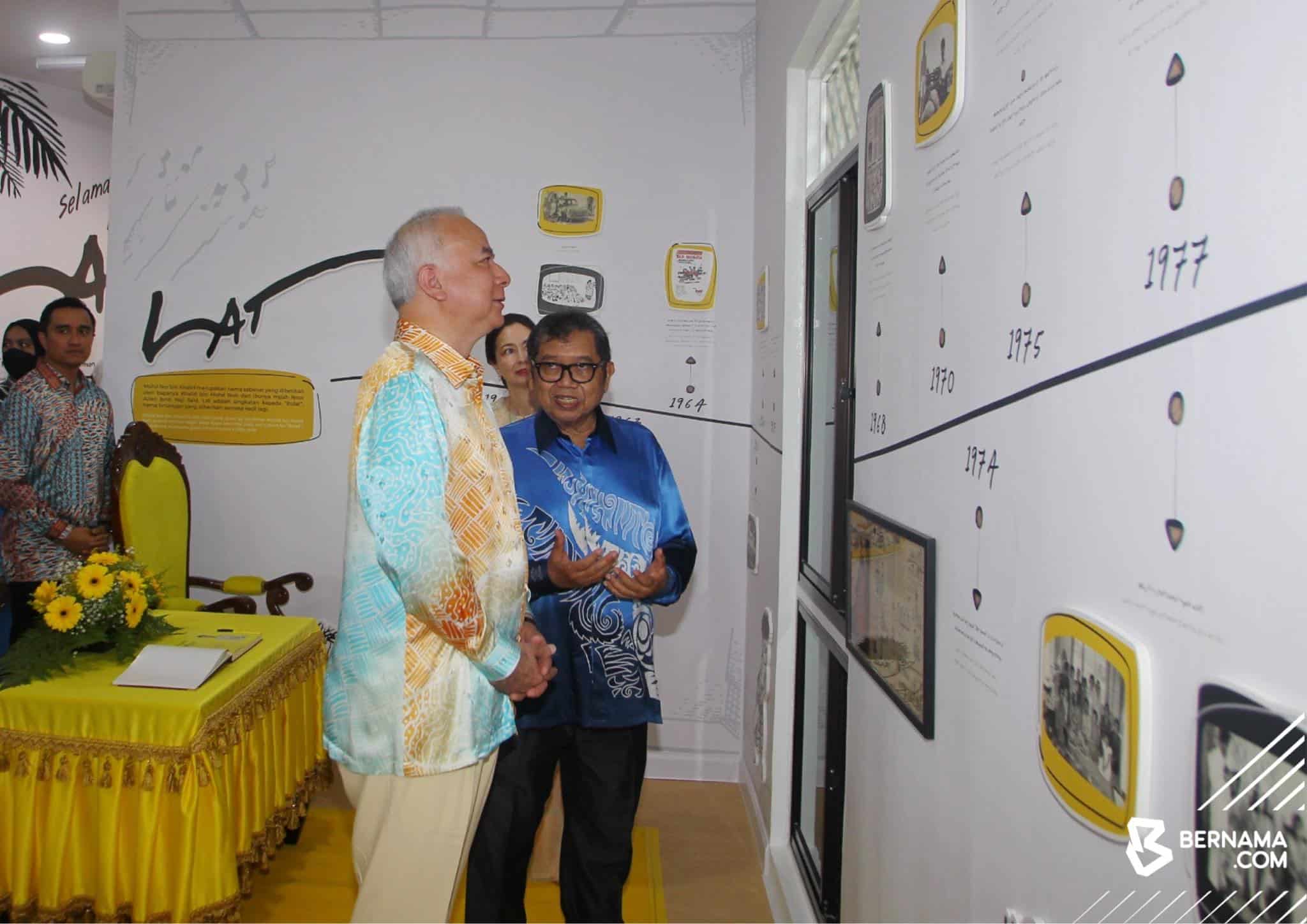 Sultan Nazrin berkenan umum Lat sebagai Seniman Diraja