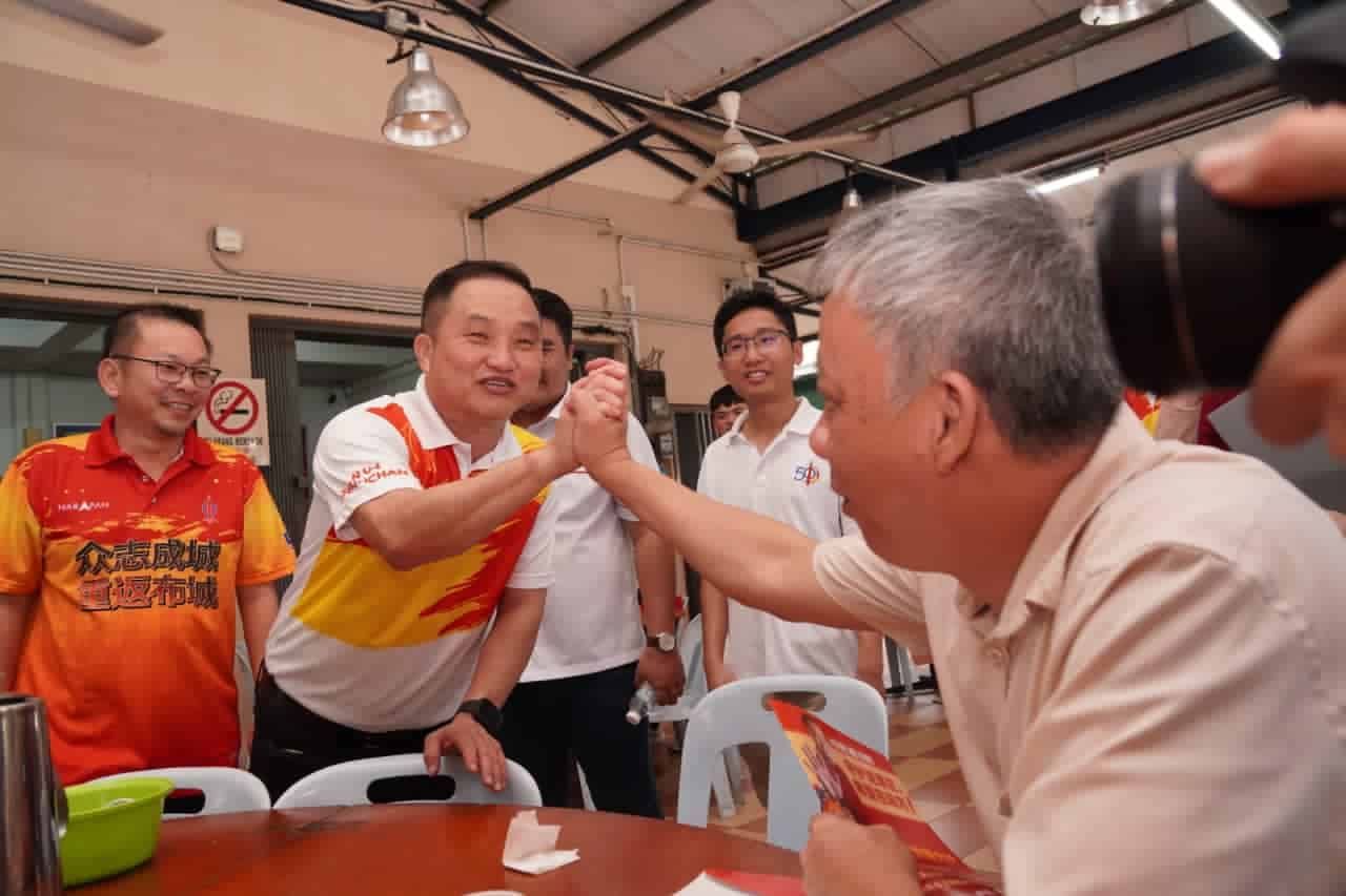 黄瑞林今早到海口渔村拜票 获选民热烈欢迎和亲切互动