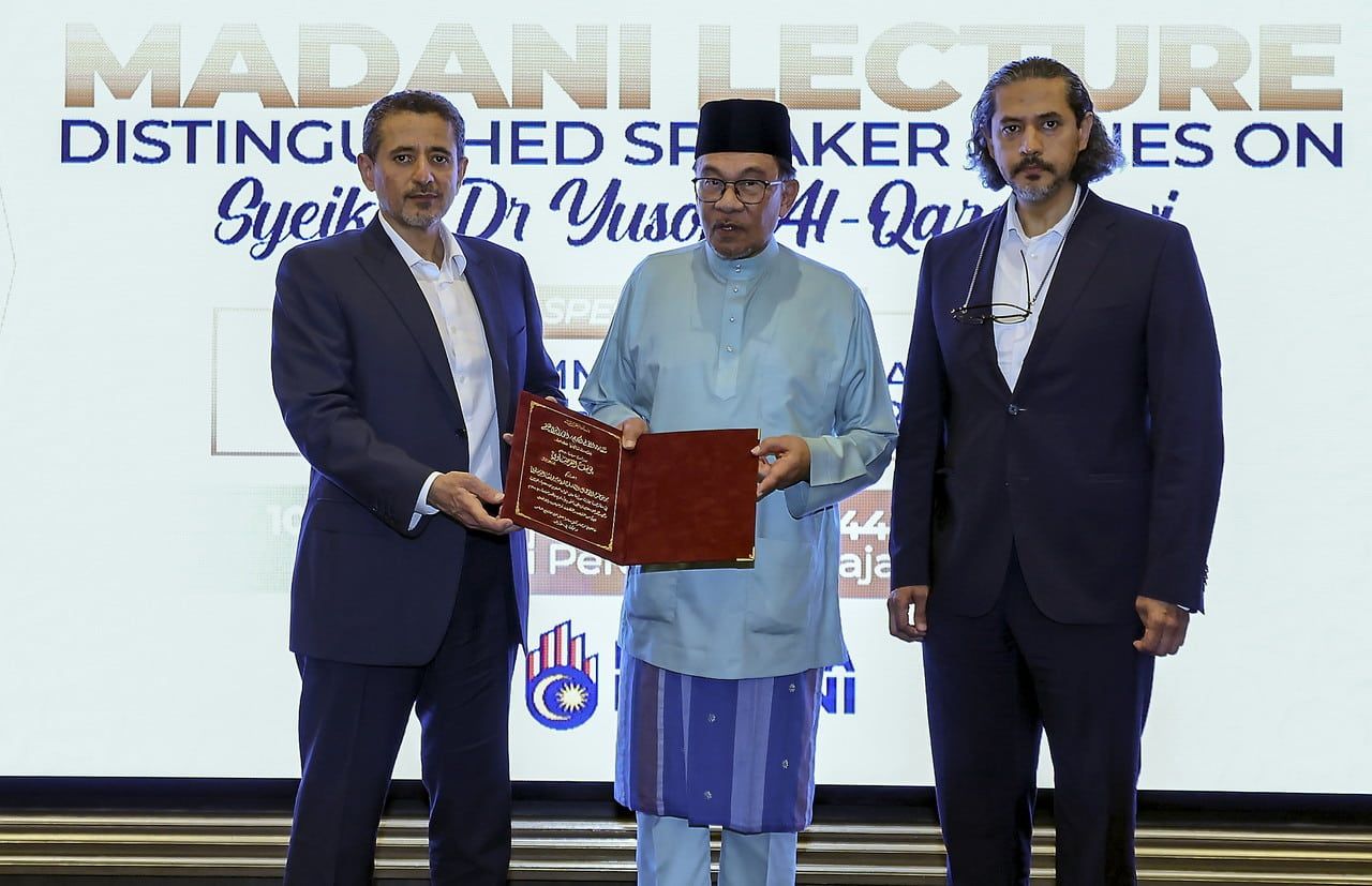 PM terharu anak Yusuf Qaradawi serah ensiklopedia karya bapa