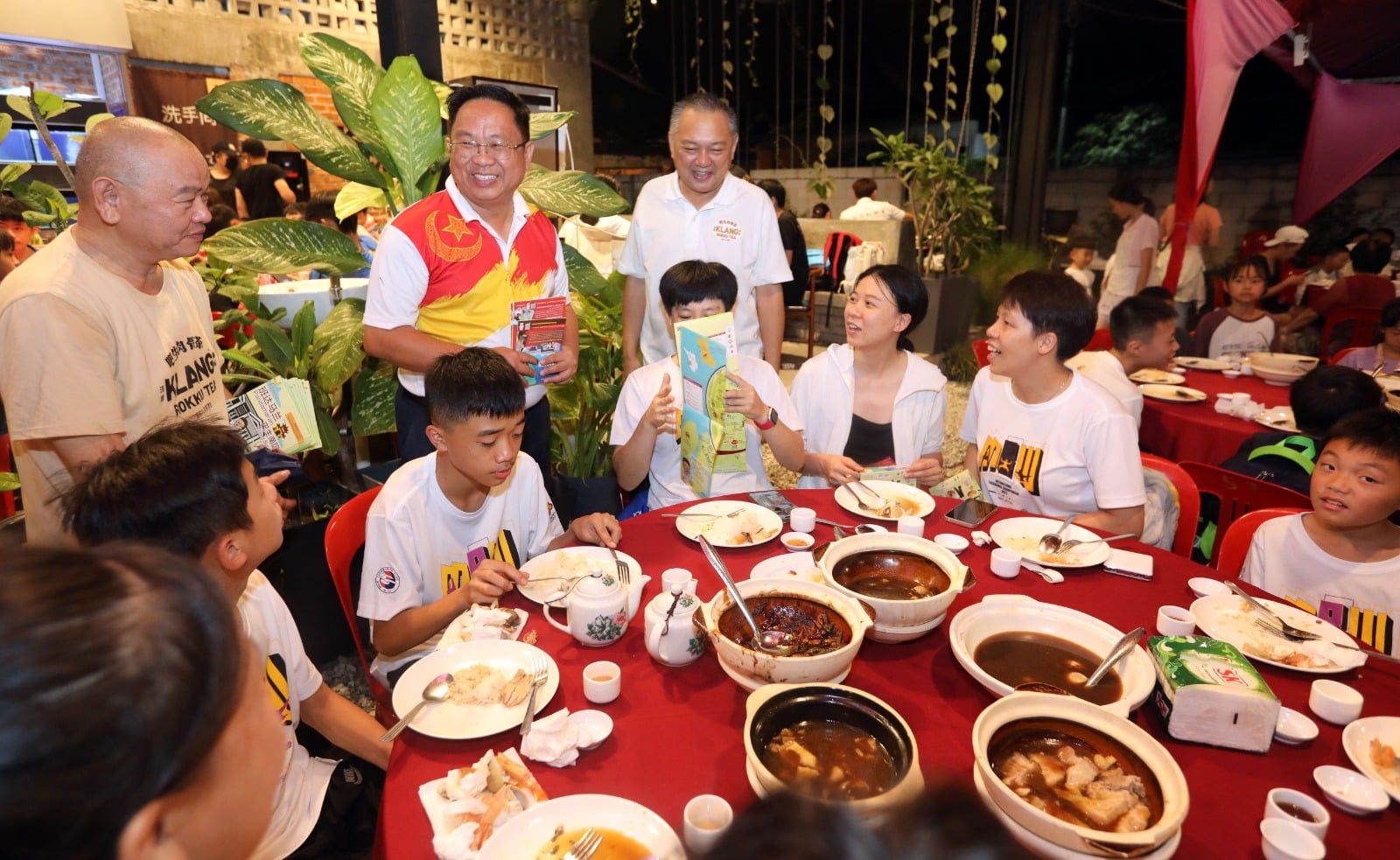 400海外选手尝肉骨茶   梁德志赞带动皇城旅游