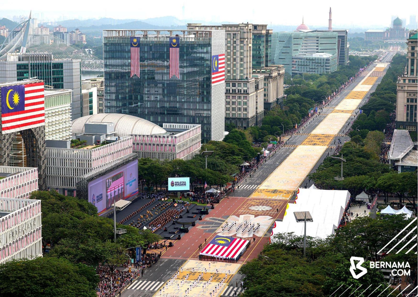 Dataran Putrajaya a sea of colours as thousands celebrate National Day