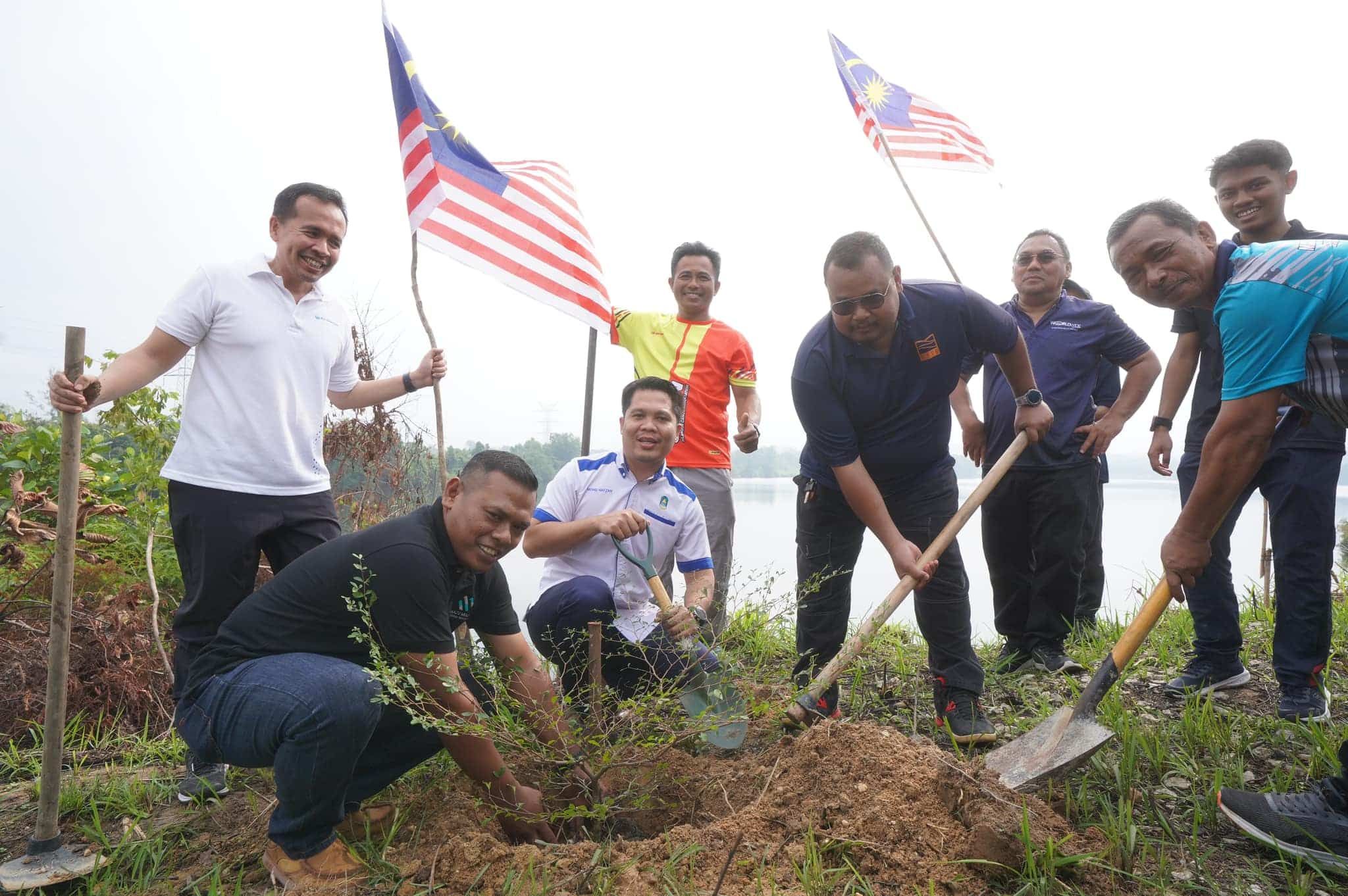 雪水务局.八丁燕带居民  植树大扫除保护大自然