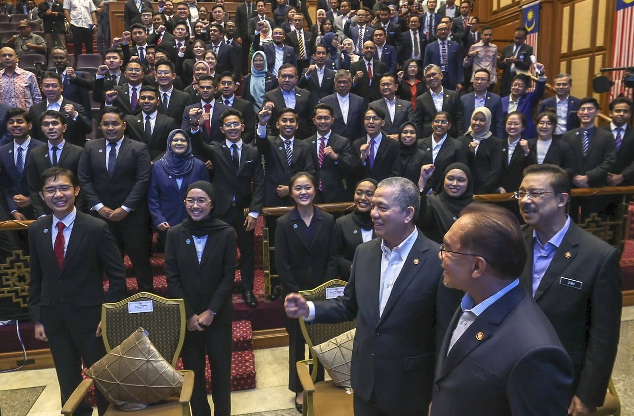 内阁实习生计划供取经了解政策  安华：为栽培未来领导铺路