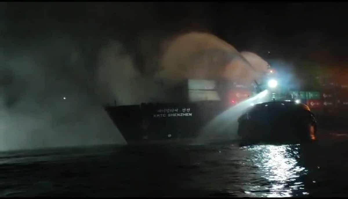 消防员成功为巴生港口一货柜船灭火