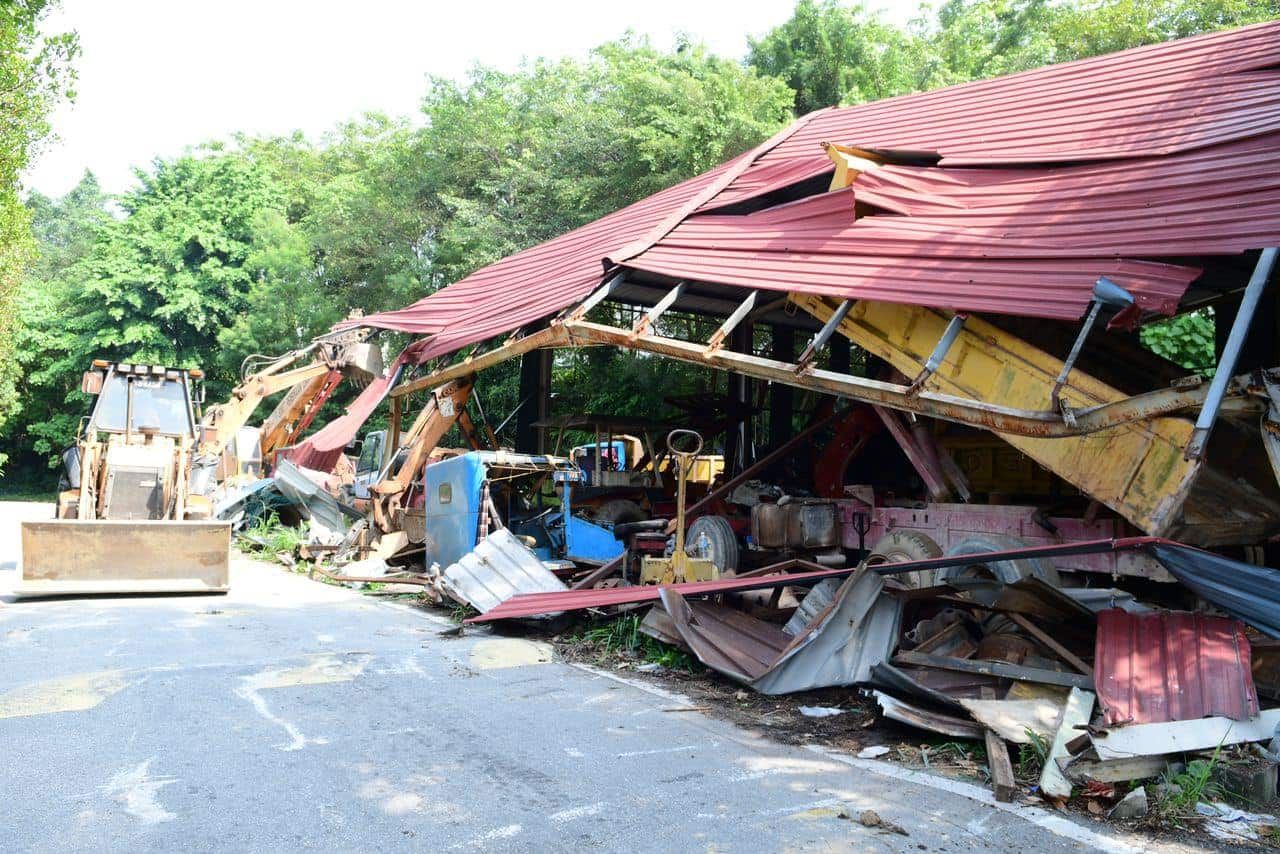 保留地非法建货仓不听劝 遭执法单位拉大队拆除