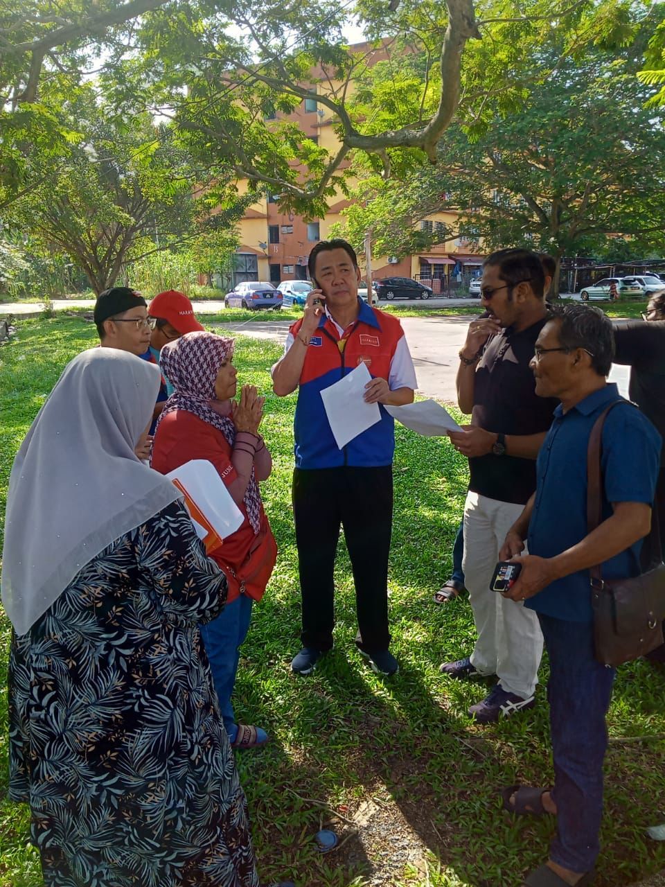 加影区亚沙再也组屋断水 蓝眼候选人抵现场助恢复水供