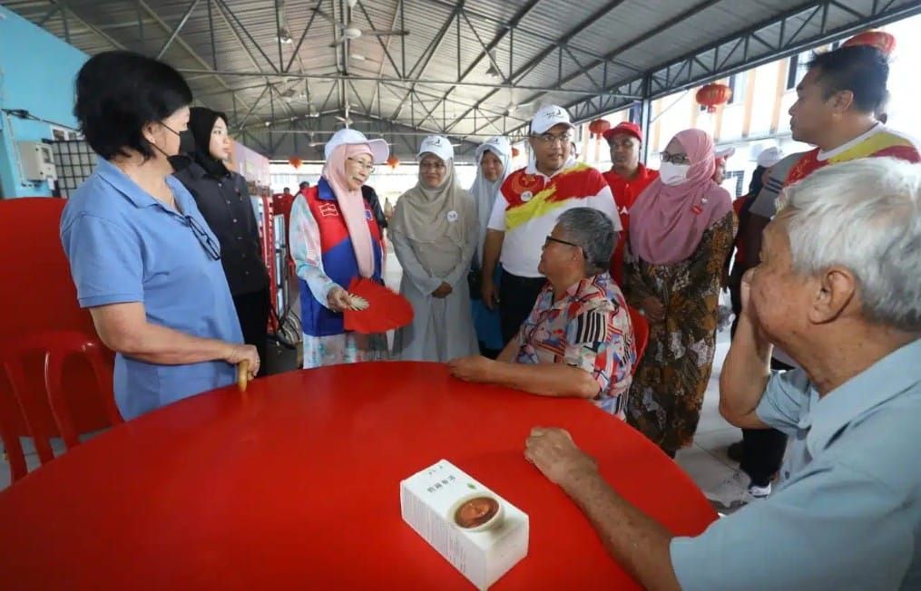 首相夫人当超级助选员 为依约蓝眼候选人站台