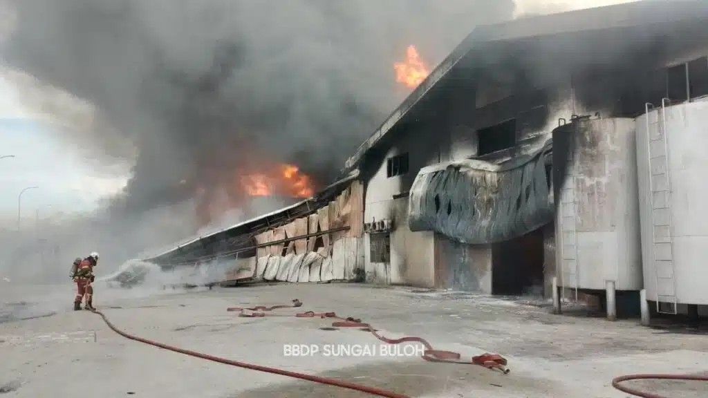 தளவாடப் பொருள் தயாரிப்புத் தொழிற்சாலைகள் தீயில் நாசம்- சுங்கை பூலோவில் சம்பவம்