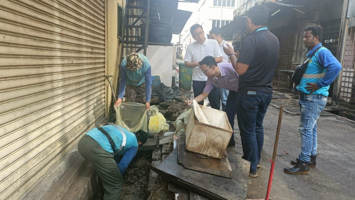 首都镇商区后巷沟渠堆满油垢  达鲁益山派员清理.商家受促配合