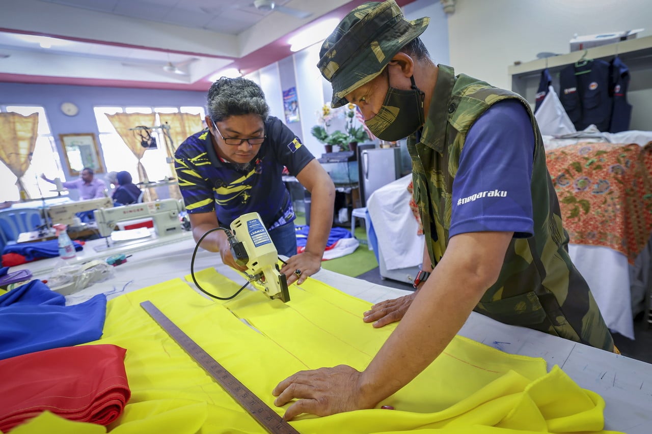 Jalur Gemilang gergasi semarakkan hari kemerdekaan ke-66