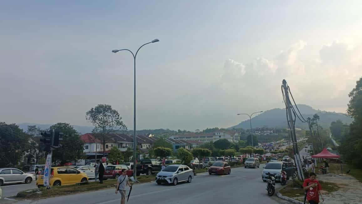 皇冠城淡米尔小学投票中心  人潮汹涌.马路停满车