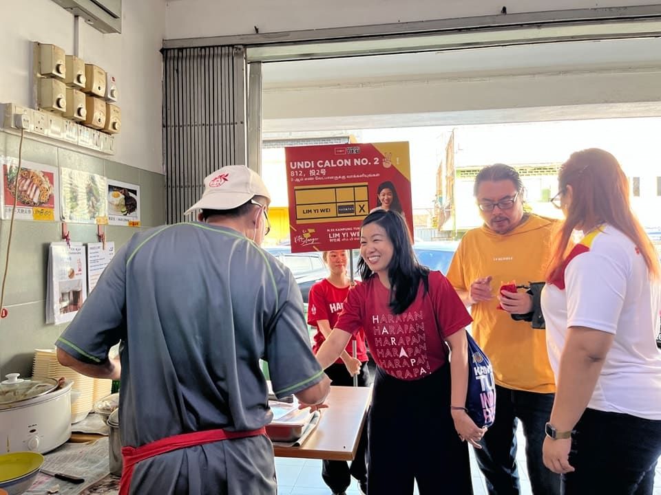 林怡威拜票时分发五年成绩单 冀选民支持延续雪州辉煌